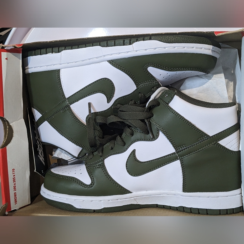 Nike Dunk High Size 7.5 females or 6Y - Picture 3 of 10